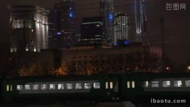 晚上的通勤列车和<strong>火车</strong>引擎<strong>经过</strong>现代化的摩天大楼